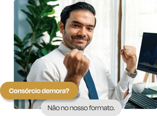 homem de camisa e gravata comemora conquista em frente ao computador