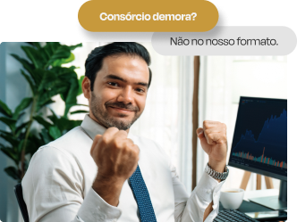 homem com barba camisa gravata e relogio comemora sua contemplacao com a n7 consorcios