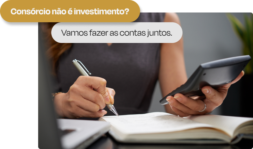 mulher faz as contas usando calculadora e anota com caneta