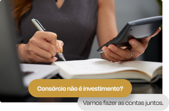 mao feminina segura calculadora com uma mao e uma caneta na outra para fazer calculos enquanto anota resultados